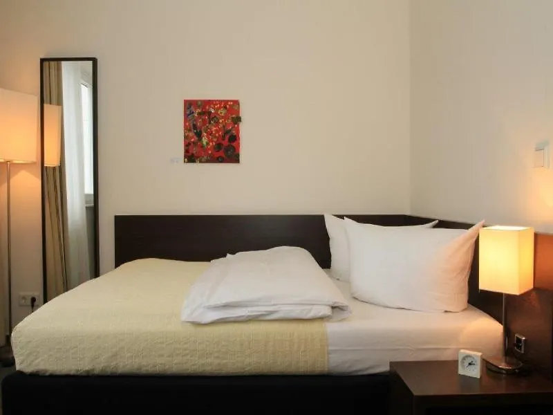 Hotel Luetzow contacts
